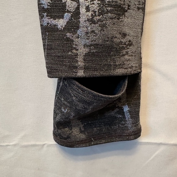 Lululemon Moment To Movement Tight 32” Size 8 Gray Foil Stirrup Legs Yoga - Picture 7 of 9